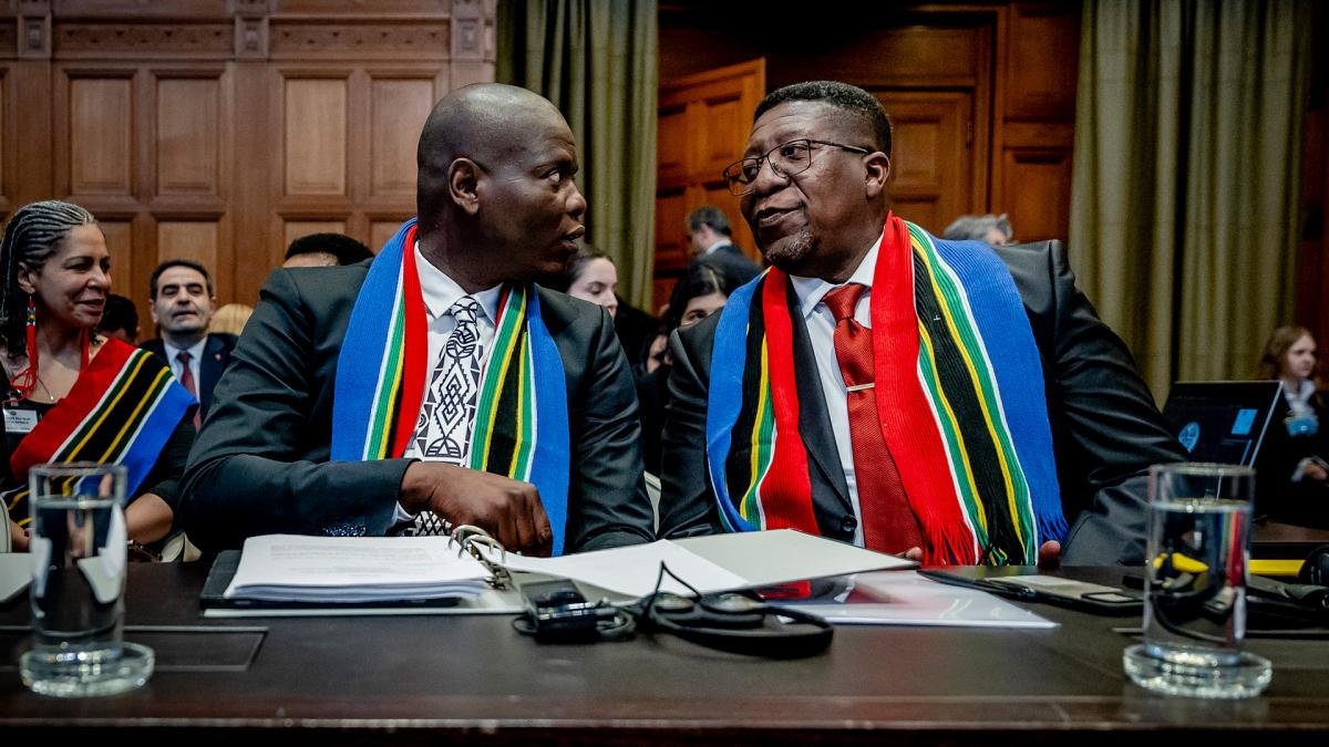 Ronald Lamola ministro de Justicia de Sudfrica junto a Vusimuzi Madonsela embajador sudafricano en Paises Bajos Foto AFP