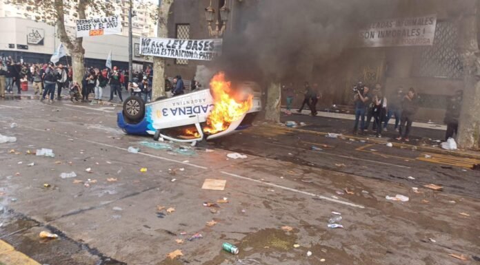 Incendiaron un móvil de Cadena 3 en las afueras del Senado
