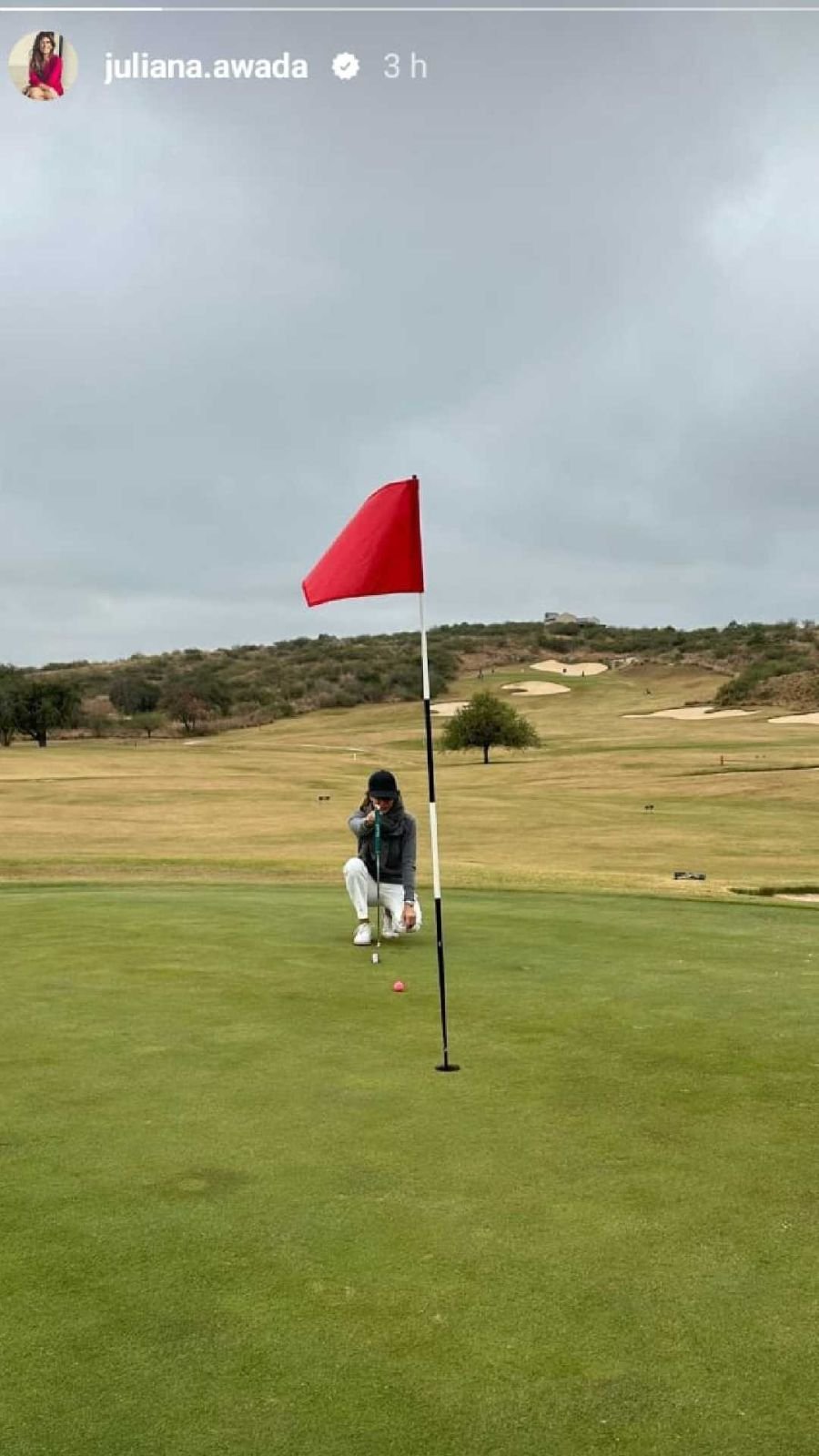 Juliana Awada dio clases de estilo jugando el golf con dos looks muy sofisticados