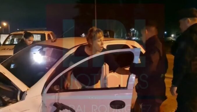 Una funcionaria municipal manejaba borracha, chocó y quiso coimear al agente de tránsito
