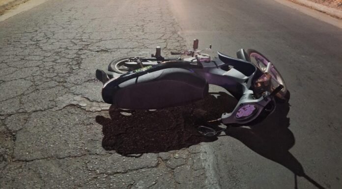 Carlos Paz: Una moto chocó a un auto que estaba estacionado y una mujer terminó en el hospital