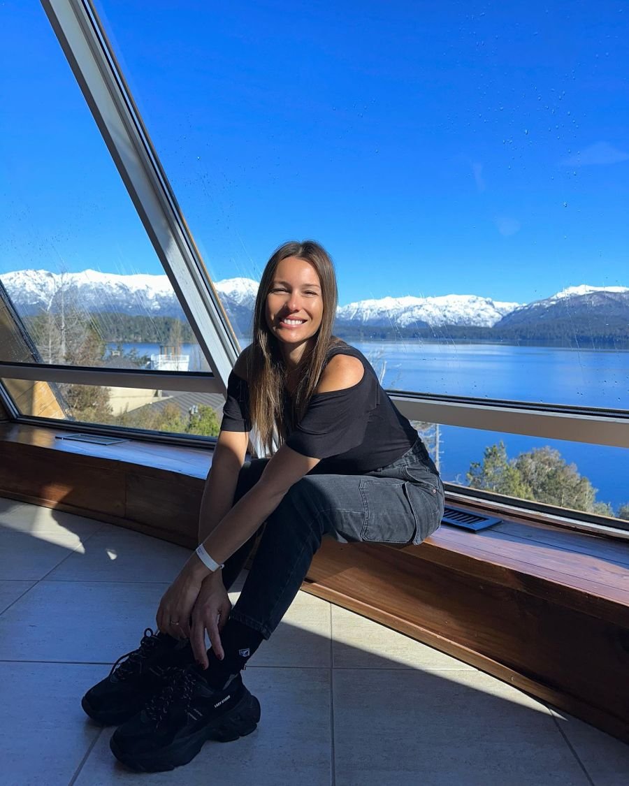 El lookazo de Pampita para la nieve en los tonos de la temporada