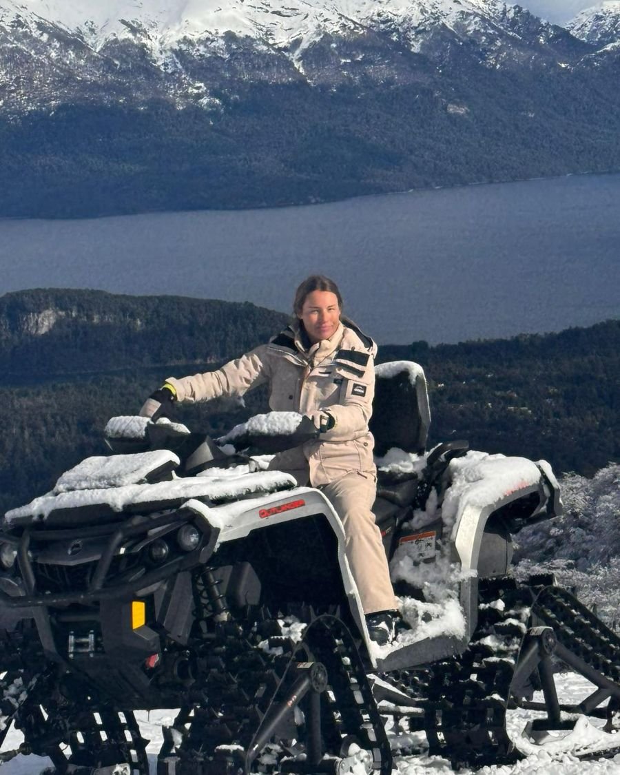 El lookazo de Pampita para la nieve en los tonos de la temporada