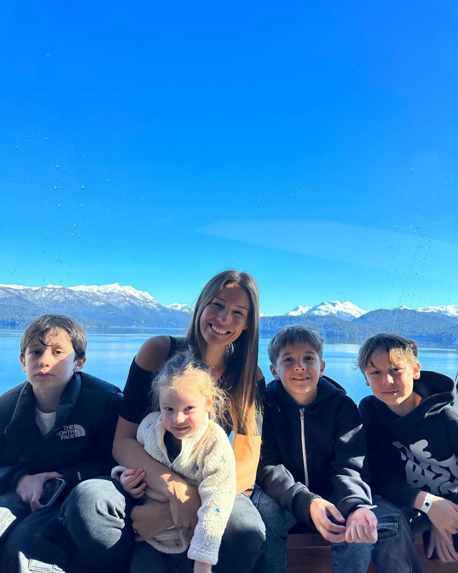 El lookazo de Pampita para la nieve en los tonos de la temporada