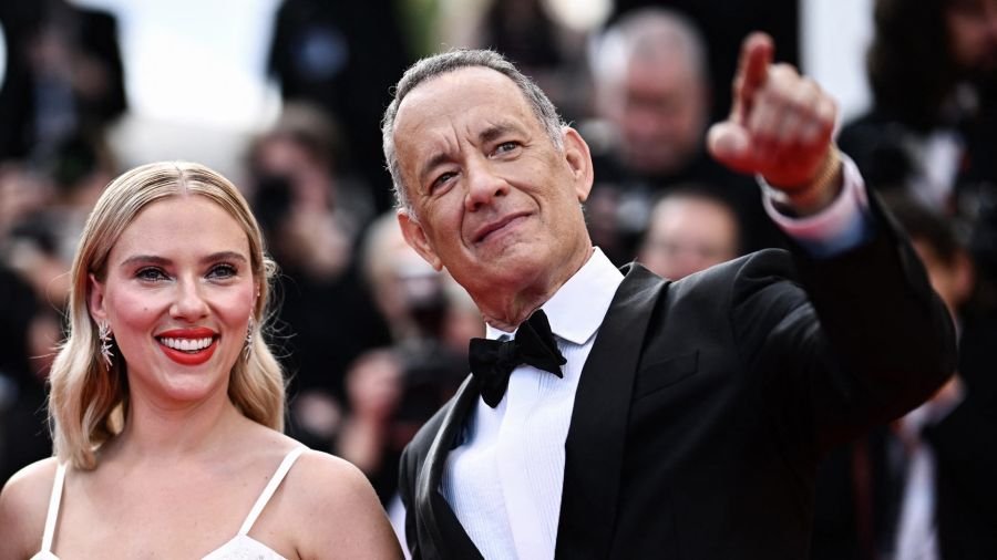 Fotogaleria La actriz Scarlett Johansson y el actor Tom Hanks llegan a la proyección de la película Asteroid City durante la 76 edición del Festival de Cine de Cannes en Cannes, sur de Francia