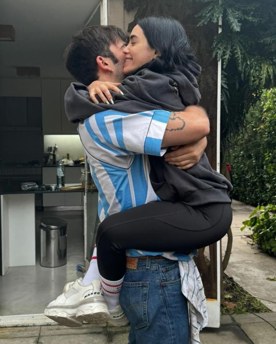 Pedro Rosemblat le dedicó un romántico mensaje a Lali Espósito y mostró fotos de su intimidad