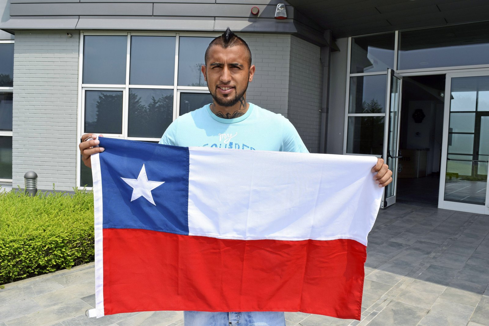 Arturo Vidal, con la bandera de Chile.
