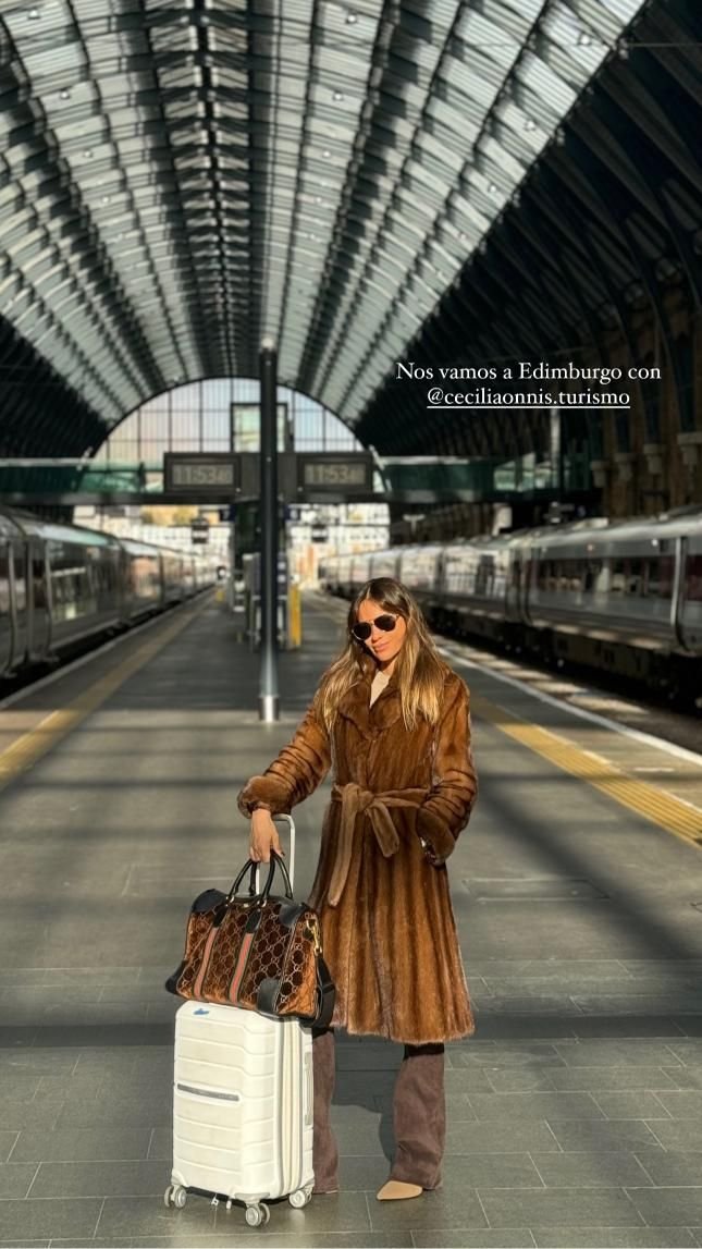 Pampita deslumbró con su look sofisticado para un viaje en tren a Edimburgo