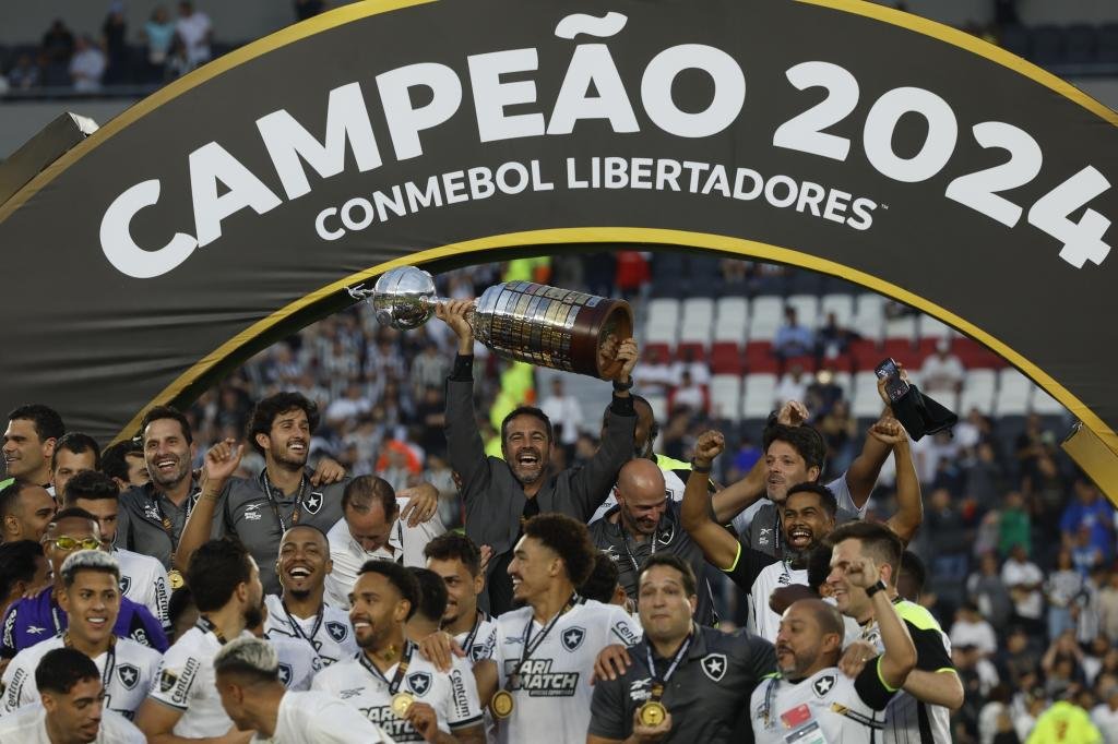 Artur Jorge alza al cielo la Copa Libertadores ganada por Botafogo.