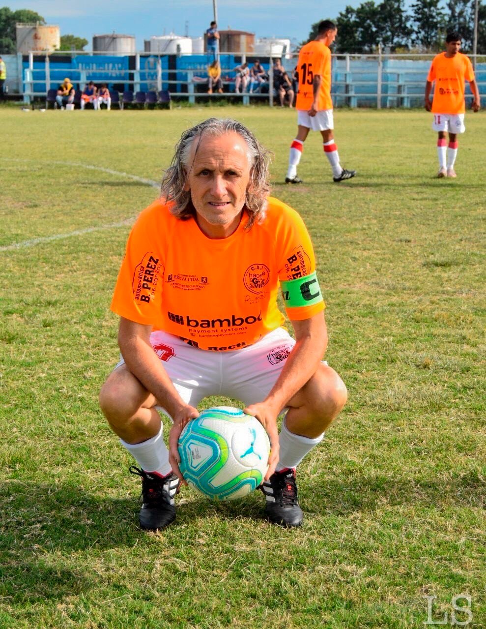Robert Carmona, el futbolista más longevo del mundo, busca equipo con 62 años