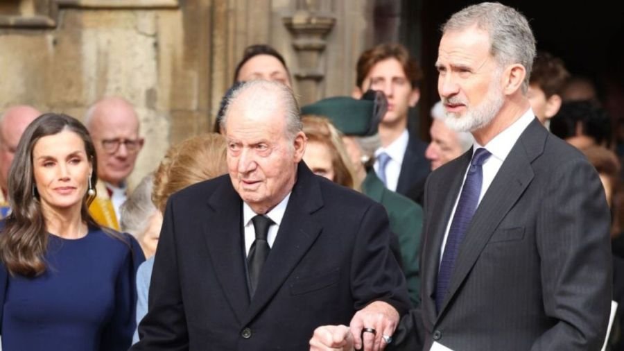 Letizia Ortiz, Juan Carlos I y Felipe VI 