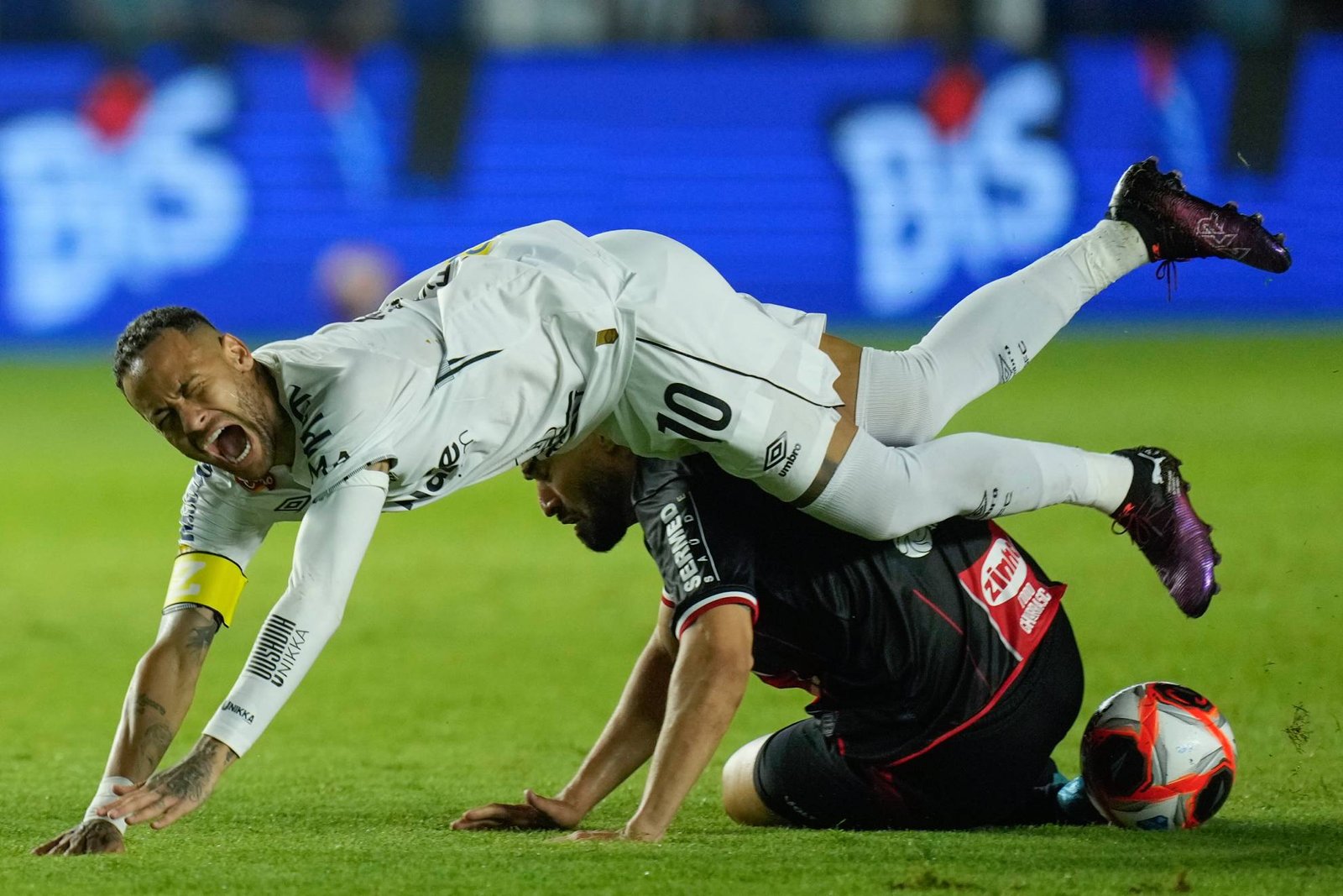 Neymar muestra destellos de buen fútbol en sus primeros 45 minutos con el Santos