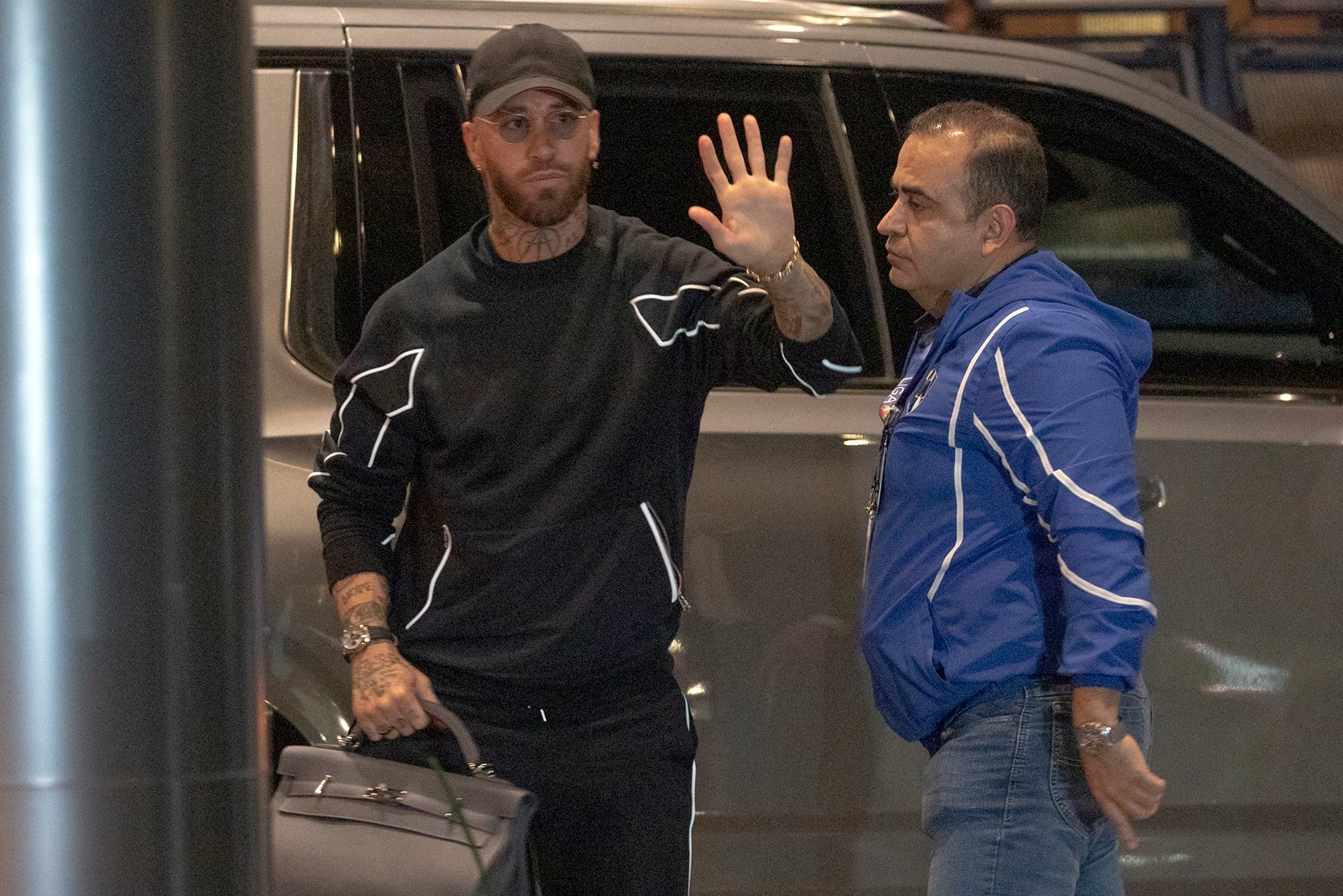 Sergio Ramos saluda a la afición a su llegada al hotel de Monterrey.