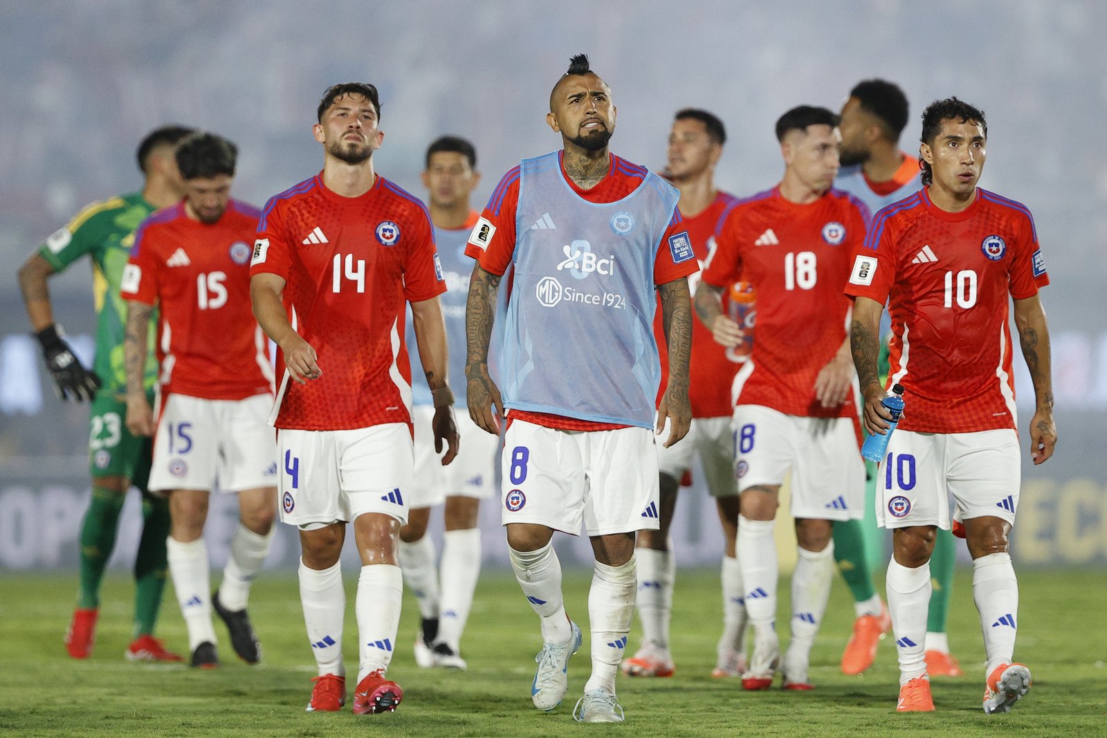Arturo Vidal (c) de Chile reacciona este jueves, al final del partido entre las selecciones de Paraguay y Chile en el estadio Defensores del Chaco en Asunción (Paraguay). EFE/ Juan Pablo Pino