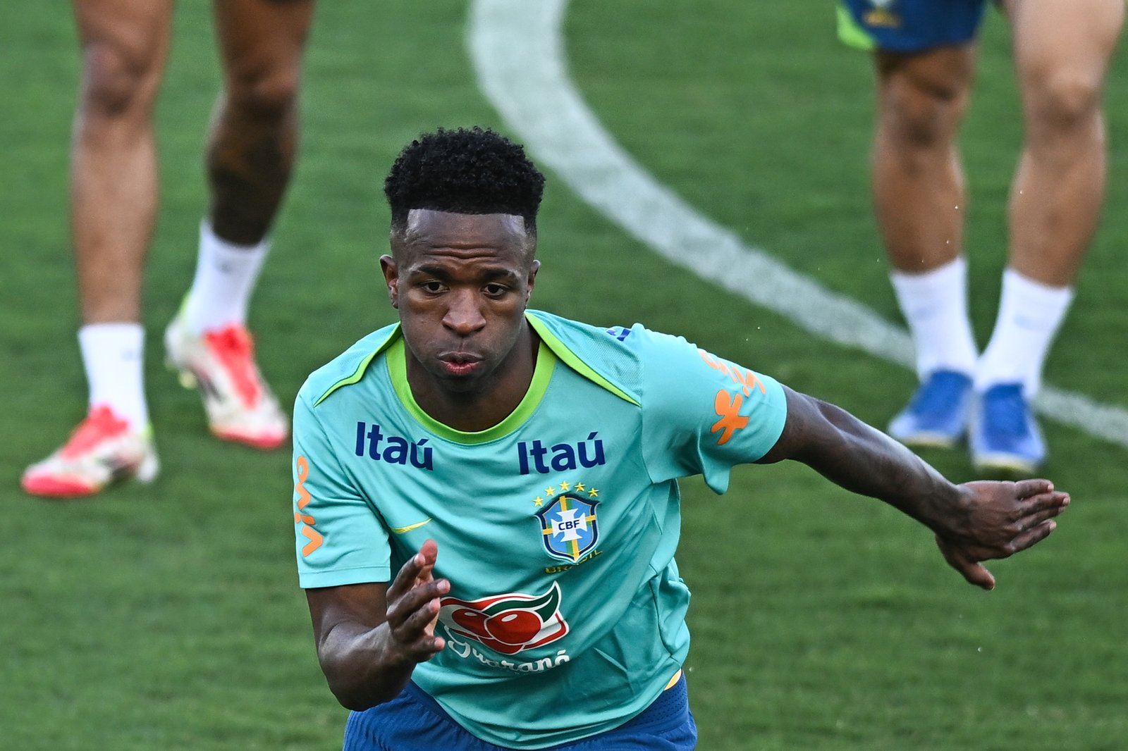 Vinícius Jr de Brasil participa en un entrenamiento este lunes, en el estadio Valmir Campelo Bezerra (Bezerrão) en Brasilia (Brasil). André Borges