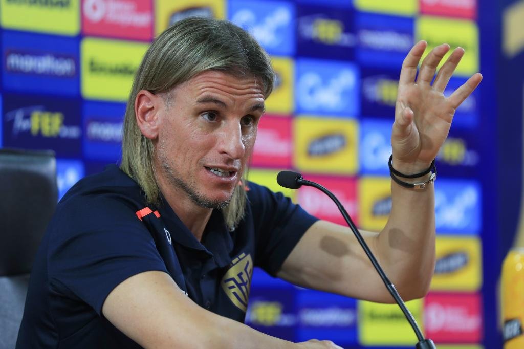 El seleccionador de Ecuador Sebastián Beccacece habla en una rueda de prensa este martes, en Quito (Ecuador). EFE/ José Jácome