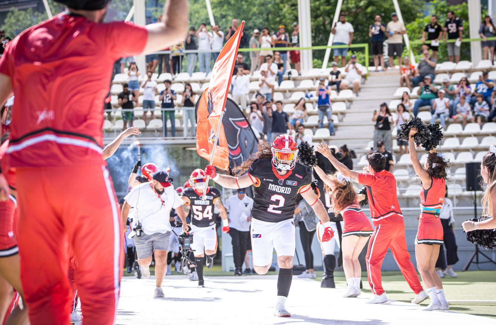 Madrid Bravos arropados por su afición al comienzo de un encuentro