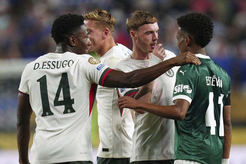 Estevaoo hablando con Cole Palmer y Essugo en la semifinal del Mundial de Clubes