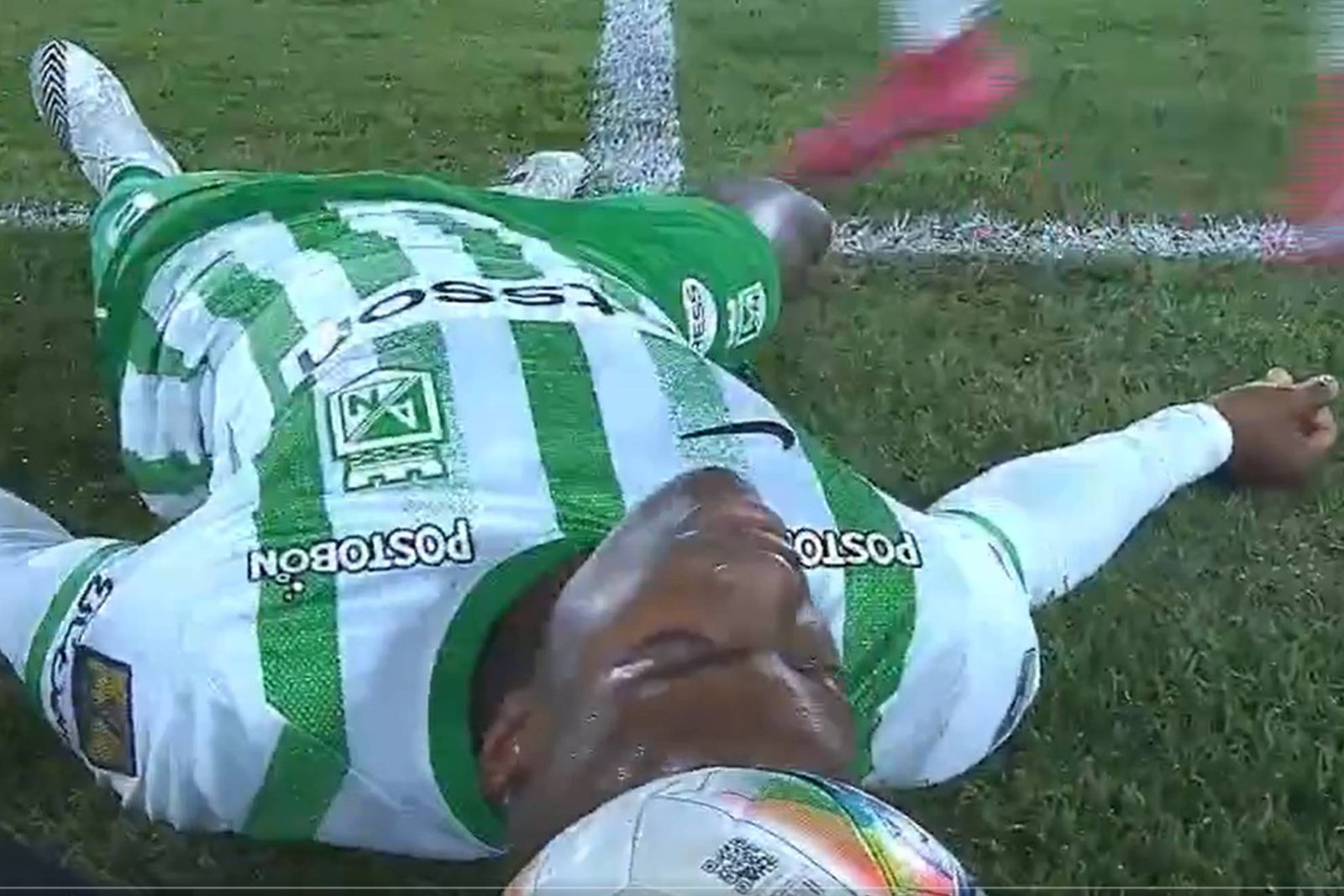 El internacional Andrés Román provoca momentos de angustia al desplomarse durante partido