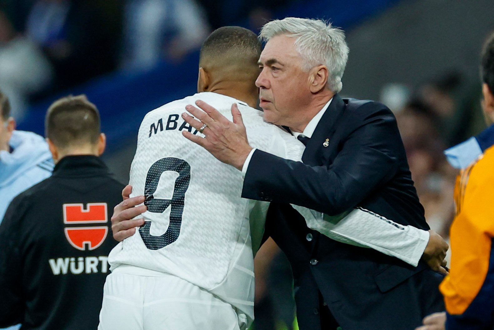 Kylian Mbappé celebra un gol con Carlo Ancelotti en el Real Madrid.