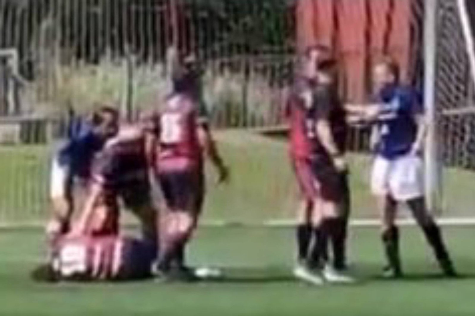 El uruguayo Diego Forlán se fracturó tres costillas disputando un partido de fútbol de la Liga Universitaria de Deportes de Uruguay.