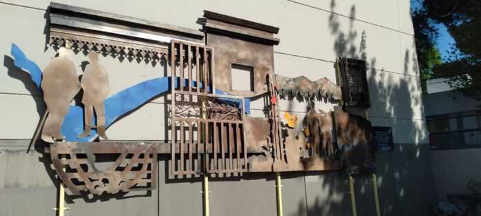 El friso con la escultura de Alejandro Odasso volvió a la playa del Disco