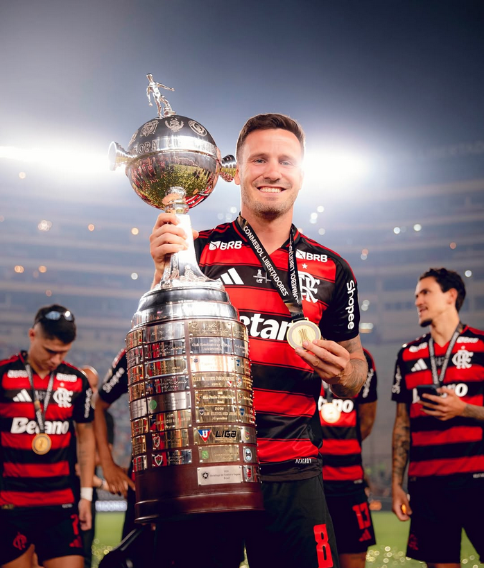 Saúl Ñíguez con la Copa Libertadores