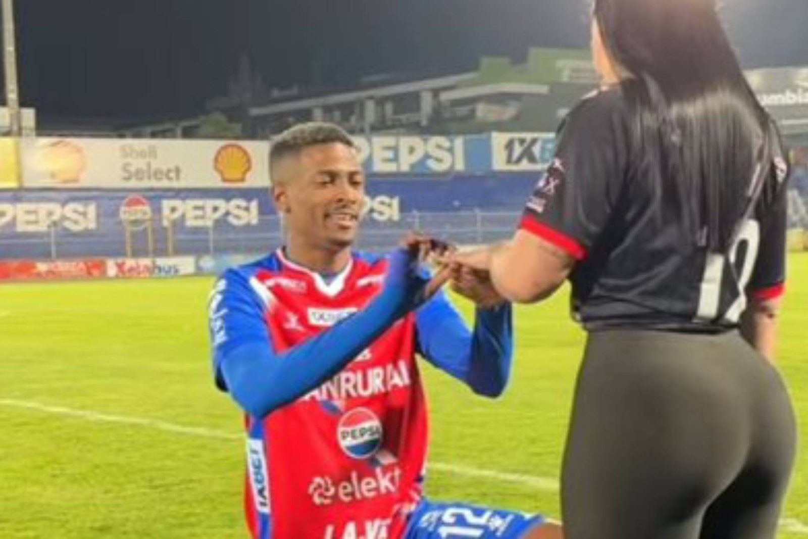 El futbolista Derrikson le pide la mano a su novia Wendy Nicole en el campo... ¡y rompen tres días después!