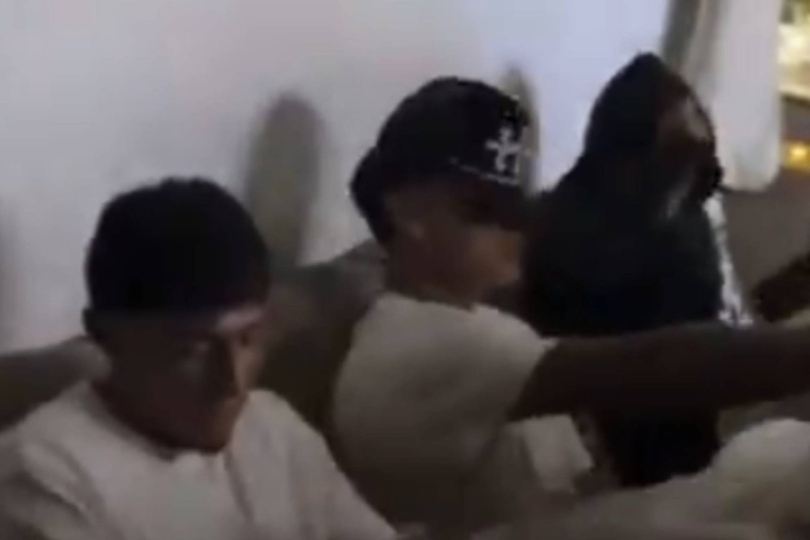 El Sporting Cristal de Perú desconvocó a dos futbolistas, Maxloren Castro (18 años) y Jair Moretti (19 años), tras la aparición de un vídeo en el ambos futbolista aparecen en una situación considerada inapropiada por la institución rimense.