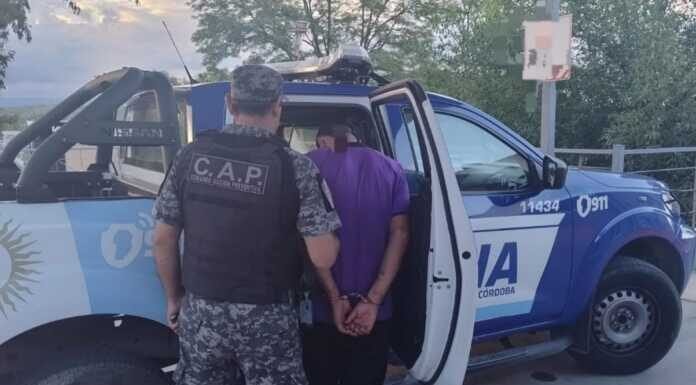 Tensión en una casa de Carlos Paz: Irrumpió con dos cuchillos y vecinos lograron retenerlo hasta que llegó la Policía