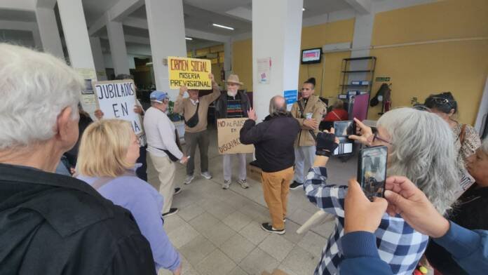 Los Jubilados marcharon al PAMI y denunciaron vaciamiento de la obra social