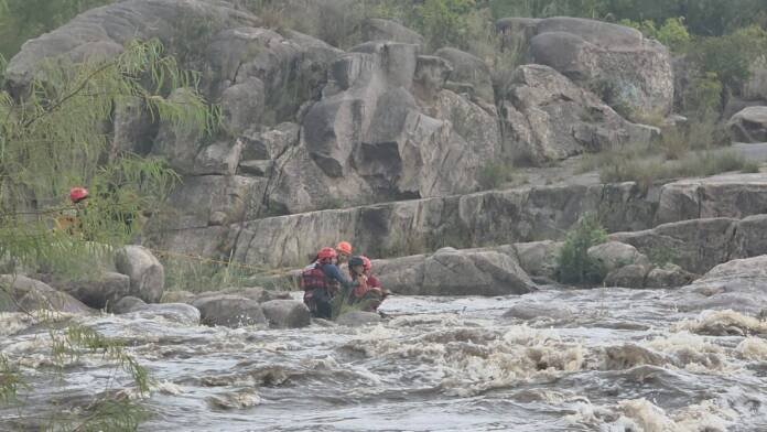 Video: Impresionante rescate de una mujer que quedó atrapada por la creciente del río en Mina Clavero