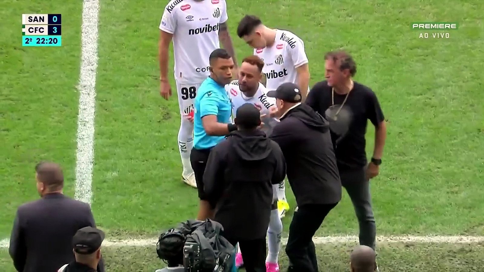 El jugador del Santos, Neymar Jr. sufrió esta surrealista situación. El cuarto árbitro se equivocó en el cambio y Neymar tuvo que irse del partido. El ex del Barcelona y PSG mostró a cámara el pequeño papel de la sustitución.