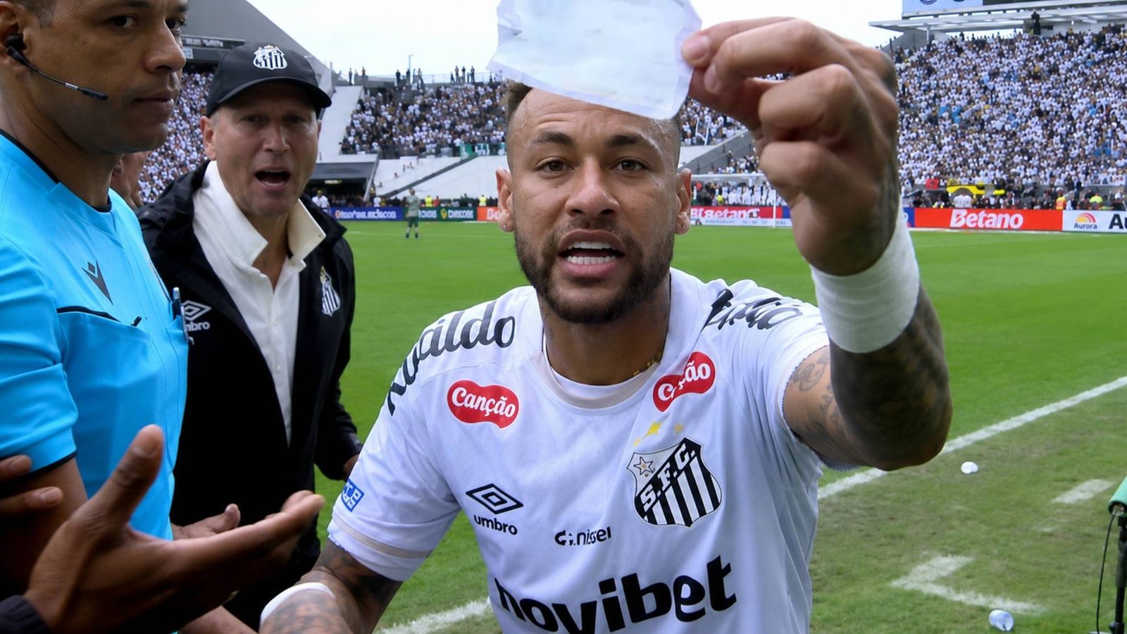 El jugador del Santos, Neymar Jr. sufrió esta surrealista situación. El cuarto árbitro se equivocó en el cambio y Neymar tuvo que irse del partido. El ex del Barcelona y PSG mostró a cámara el pequeño papel de la sustitución.