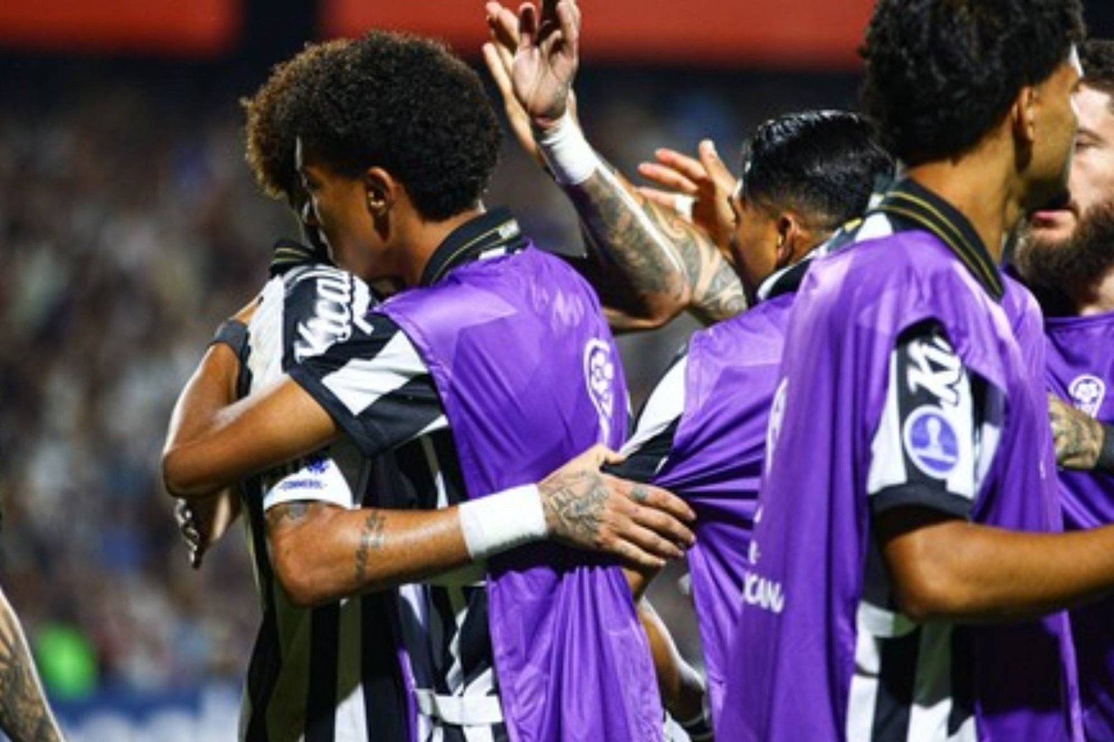 Neymar (34 años) abrazó a Robinho Jr. (18 años) tras marcar con el Santos ante el Deportivo Recoleta. Pocos días antes el hijo de Robinho denunció al delantero por agresión