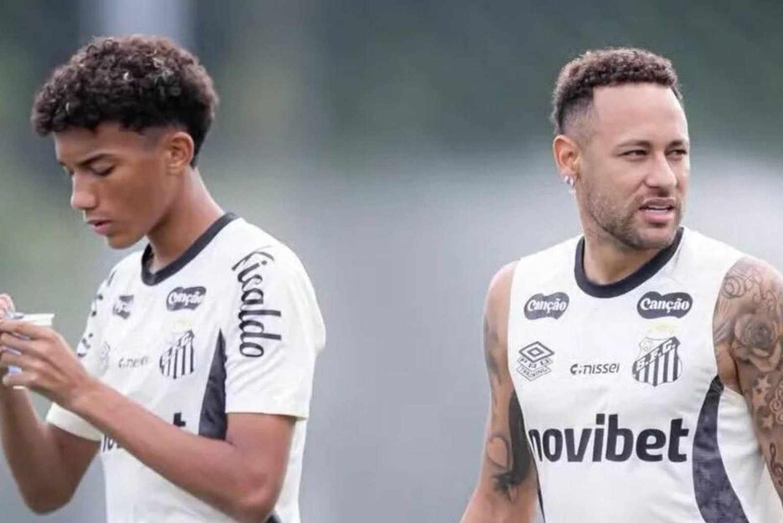 Robinho Jr. y Neymar, en un entrenamiento con Santos