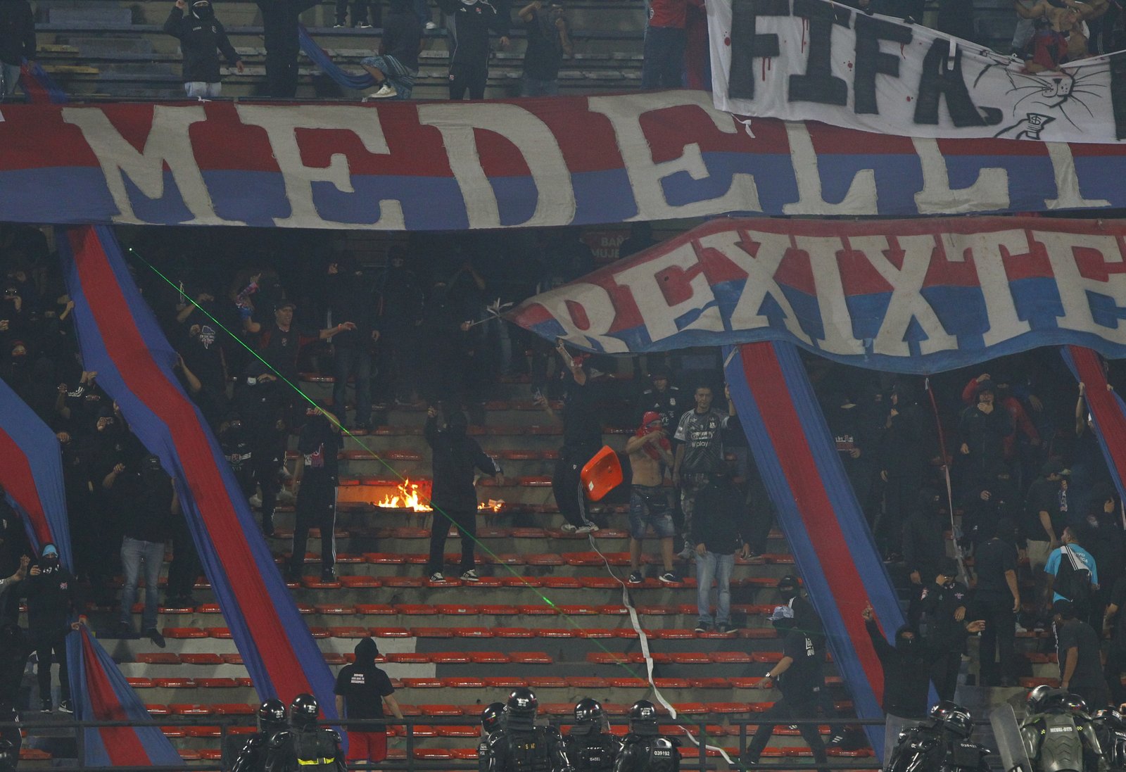Noche de ira, fuego, violencia y vergüenza: suspendido el DIM vs Flamengo