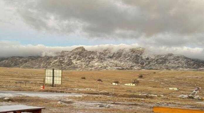 Salió el sol en Carlos Paz, pero la nieve todavía deja postales en las sierras