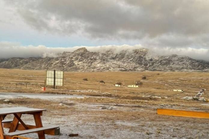 Salió el sol en Carlos Paz, pero la nieve todavía deja postales en las sierras