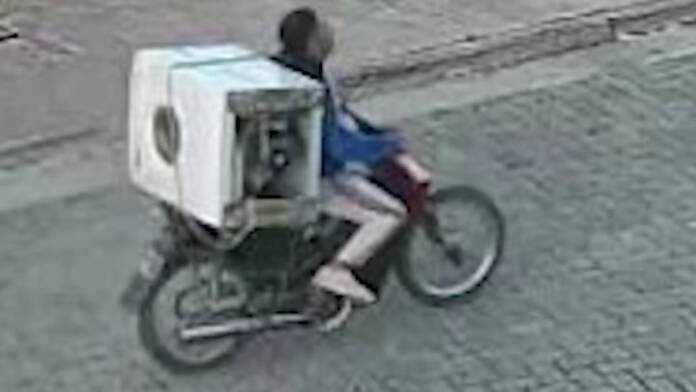 Carlos Paz: Robaron un lavarropas y se lo llevaron en una moto