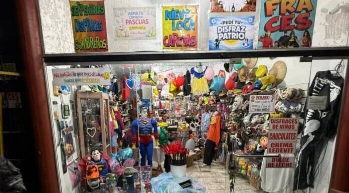 Rompieron la vidriera de un cotillón en la Cárcano y solo robaron $2.500 de la caja: la angustia de los dueños