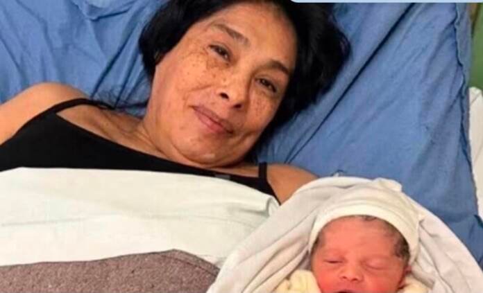 Una mujer de 62 años dio a luz a su primer hijo y marcó un récord en el país