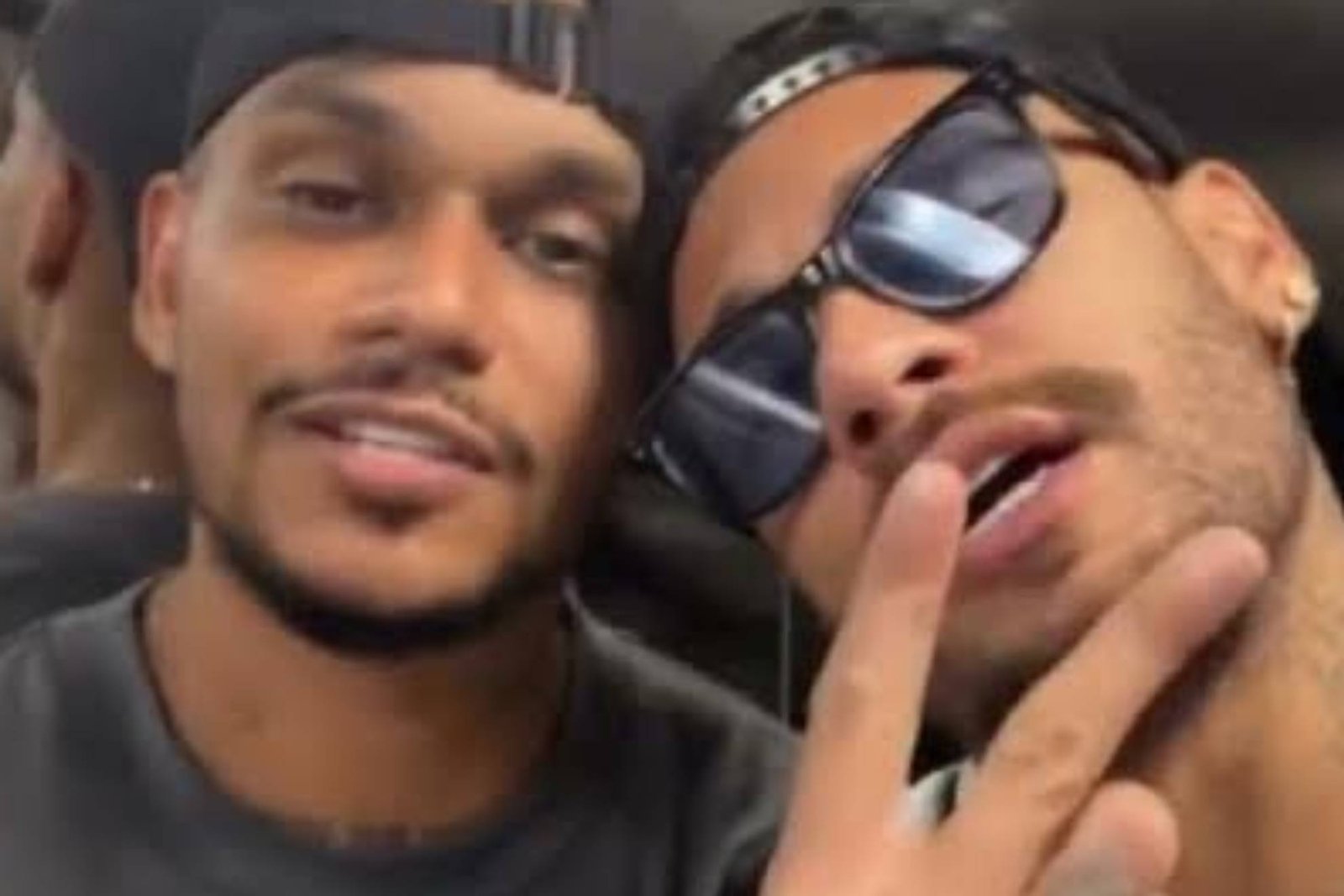 Neymar Jr hace un guiño a Flávio Bolsonaro al votar en Brasil