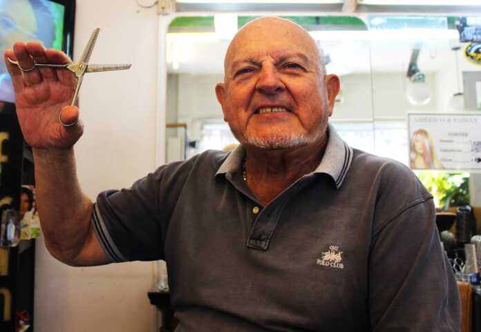 Américo Torres, el peluquero que anima su salón al ritmo de la música