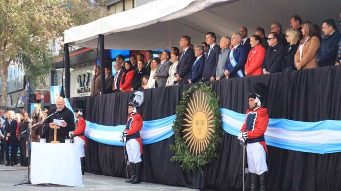 “Argentina necesita una revolución de la empatía”: El mensaje del padre Nasif en el Desfile del 25 de Mayo