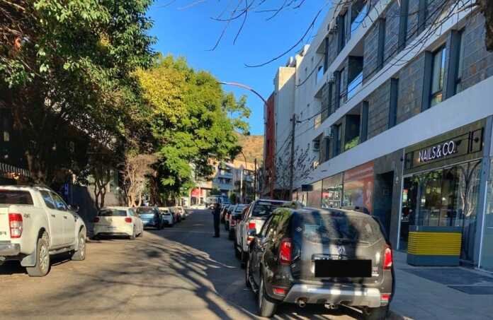 Inseguridad en calle Darwin: vecinos denuncian reiterados robos a vehículos y falta de patrullaje