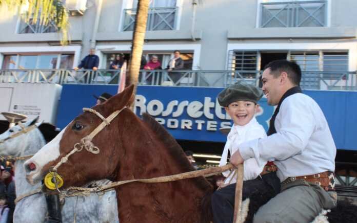 El tradicional desfile gaucho volvió a emocionar a Carlos Paz