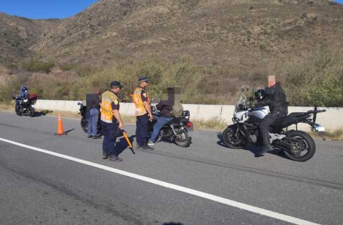 Fuerte operativo para controlar las motos de alta cilindrada en caminos serranos