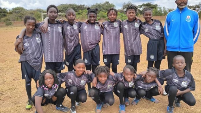 Santos entrega 110 uniformes a niños refugiados en Malawi