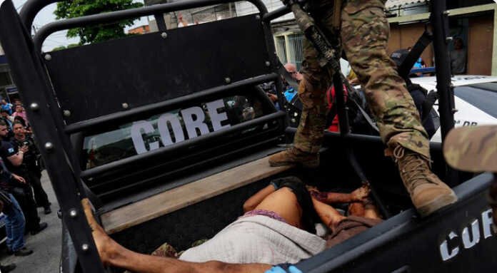 Río de Janeiro: vecinos rescatan a más de 40 cadáveres en Penha, tras operación policial
